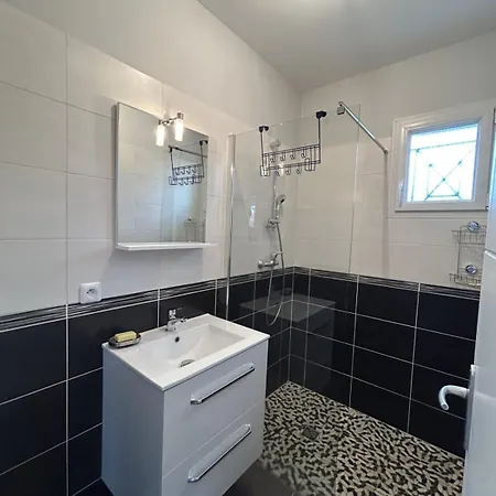 Feriehus Beautiful 2-bedroom Family Lanton