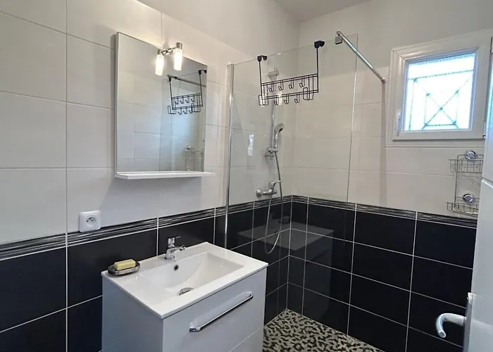 Ferienhaus Beautiful 2-bedroom Family Lanton